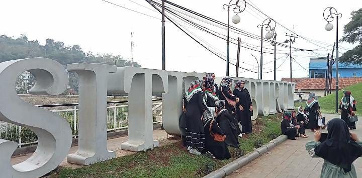 Ilustrasi: Sejumlah warga tengah asik berswafoto di lokasi wisata Situ Ciburuy di Kecamatan Padalarang, Kabupaten Bandung Barat,.