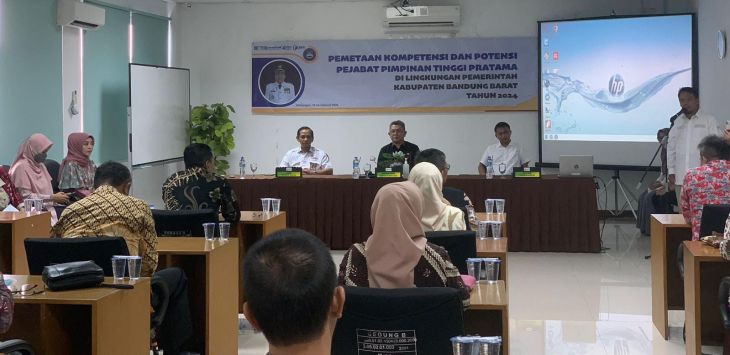 Sekretaris Daerah (Sekda) KBB, Ade Zakir saat membuka kegiatan pemetaan kompetensi dan potensi JPTP, Senin (15/1) dok BKPSDM KBB