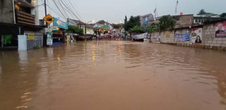 Air meluap ke Jalan Anggaraja, Kelurahan Cipageran, Kecamatan Cimahi Utara, Kota Cimahi saat hujan intensitas tinggi terjadi sejak siang hari, Sabtu (6/1/2024).// Dok BPBD Cimahi//