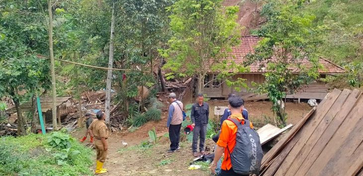 ILUSTRASI: Aparat gabungan saat meninjau lokasi bencana pergeseran tanah di Kampung Citiis, Desa Cicadas, Kecamatan Rongga. Dok BPBD KBB