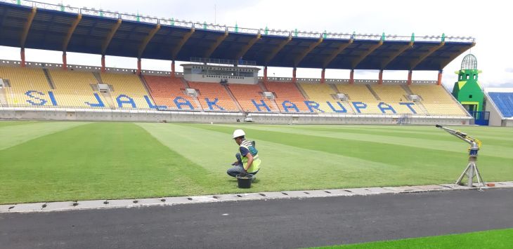 

PUTRA WAHYU PURNOMO/RADAR BANDUNG
Ilustrasi: Masyarakat tengah beraktifitas di komplek Stadion Si Jalak Harupat, Kutawaringin Kabupaten Bandung.