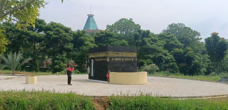 Seorang warga nampak memanfaatkan Taman Miniatur Ka'bah (TMK) di lingkungan Pemkab Bandung Barat untuk berfoto.// Hendra Hidayat//