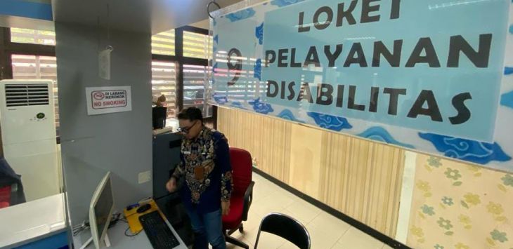 Petugas Disdukcapil KBB tengah menyiapkan persiapan saat hendak melayani masyarakat. //Hendra Hidayat//