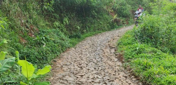 Kondisi Jalan Rusak Parah di Desa Cilangari, Kecamatan Gununghalu yang dikeluhkan masyarakat. Dok Warga (Ist)