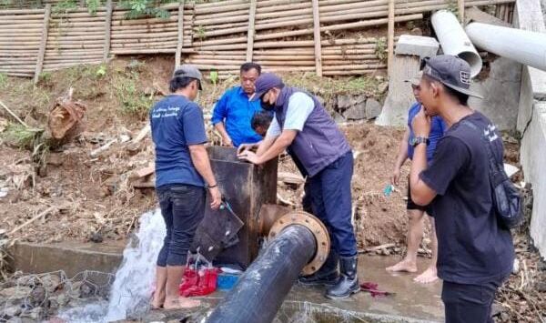 Petugas terus lakukan perbaikan pipa PERUMDA Subang pasca longsor Cipondok Kasomalang, Subang.