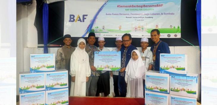 Penyerahan Donasi oleh Area Marketing Manager BAF Bandung, Raden Wanwan Ahmad, kepada Perwakilan Rumah Yatim, Sodikin.