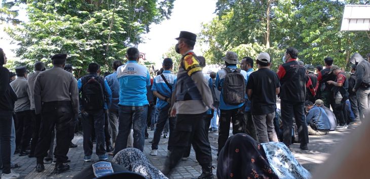 


PUTRA WAHYU PURNOMO/RADAR BANDUNG
AKSI: Massa kelompok Serikat Pekerja Nasional (SPN) Jawa Barat menggelar aksi di depan Kantor DPRD Jawa Barat, Kota Bandung.