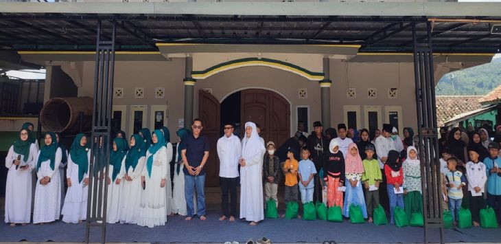 Kegiatan Jumat Keliling (Jumling) ke-94, Pemkab Bandung dengan BPJS Ketenagakerjaan Bandung Bojongsoang dan Kepala Dinas/Kepala Badan maupun Organisasi Perangkat Daerah di Masjid At Taslim Kampung Citawuk, Panundaan Kecamatan Ciwidey, Kabupaten Bandung sekaligus penyerahan bantuan sosial, beberapa waktu lalu.