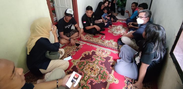 BPJS Ketenagakerjaan Bandung Suci beserta Respon Team Supervisor Gojek Bandung mengunjungi rumah duka ojol korban tabrak lari di daerah Maleber, Kecamatan Andir, Kota Bandung, Selasa (2/4/2024).
