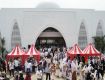Ramai antrean jamaah memenuhi halaman Masjid Raya Al Azhar Podomoro Park untuk menghadiri acara Tausiyah bersama Aa Gym.