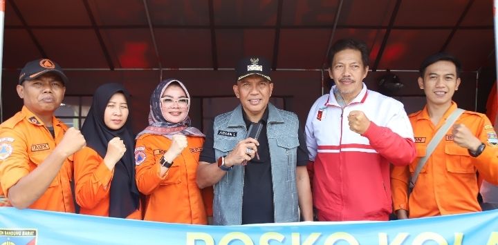 Pj Bupati Bandung Barat, Arsan Latif saat meninjau Posko Mudik Lebaran, di Simpang Padalarang. Dok Prokompim KBB for pojokbandung.com