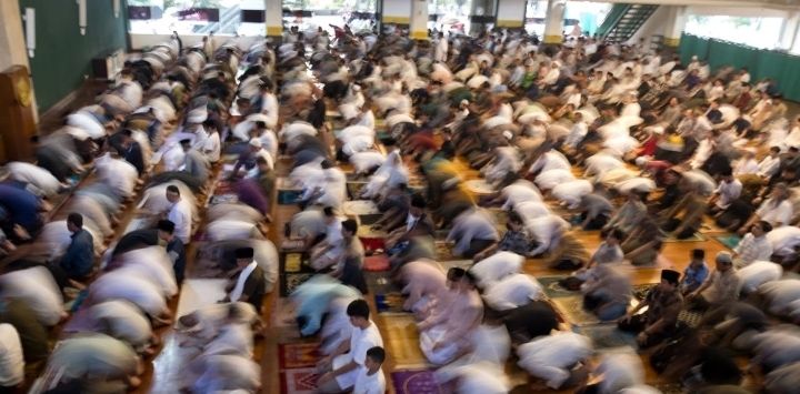 Suasana shalat idul Fitri di MasjidMasjid Al Ukhuwah, Jalan Wastukancana Kota Bandung, Rabu (10/4/2024). Sementara itu foto atas ribuan Muslim melaksanakan Shalat Idul Fitri 1445 H di Masjid Raya Al - Jabbar, Gedebage, Kota Bandung, Rabu (10/4). Shalat Idul Fitri yang di gelar di Masjid Raya Al - Jabbar diikuti ribuan muslim dari berbagai wilayah di Jawa Barat. DISKOMINFO KOTA BANDUNG/TAOFIK ACHMAD HIDAYAT/POJOKBANDUNG.COM
