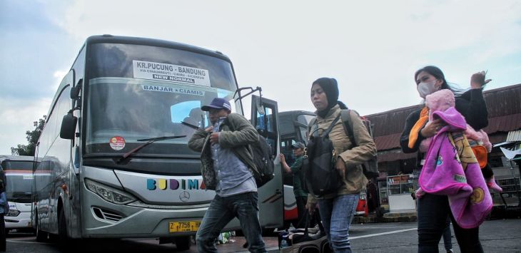 MUDIK: Sejumlah pemudik tiba di Terminal Cicaheum Kota Bandung usai cuti bersama lebaran 2024.//TAOFIK ACHMAD HIDAYAT/RADAR BANDUNG//