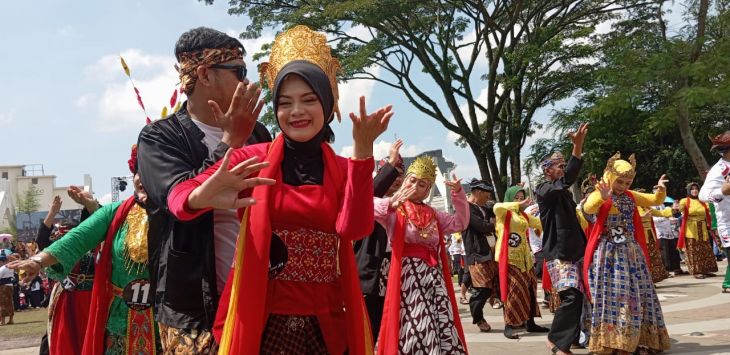 Ribuan penari berbusana tradisional unjuk kebolehan pada kegiatan Cimahi Menari. di Jalan Gandawijaya dan Alun-alun Cimahi, Kota Cimahi, Minggu (28/4). TAOFIK ACHMAD HIDAYAT/RADAR BANDUNG 
