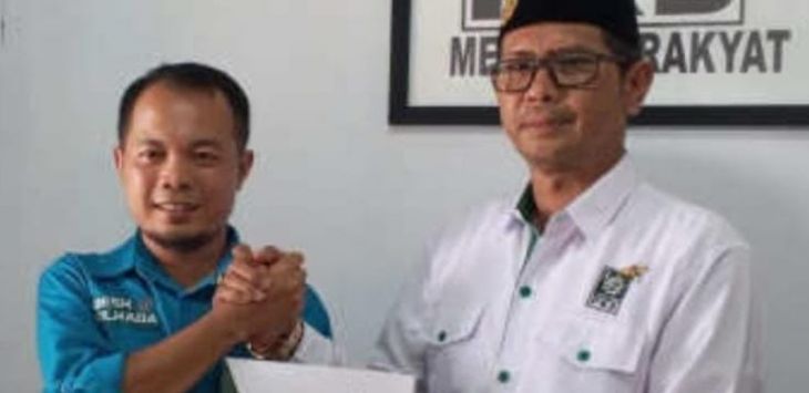 Kepala Desa (Kades) Jalancagak Indra Zainal Alim saat menyerahkan berkas pendaftaran bakal Calon Bupati (Cabup) Subang di Sekretariat Desk Pilkada DPC PKB Subang.