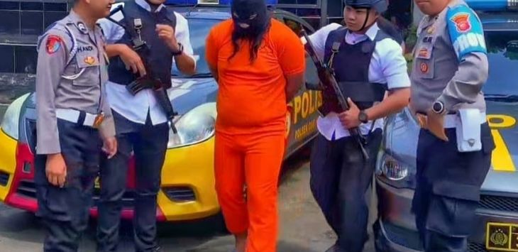 Giring: pelaku pembunuhan Nicko Heru Munandar (35) digiring petugas untuk dihadirkan dalam ungkap kasus pembunuhan di Mapolresta Bandung.