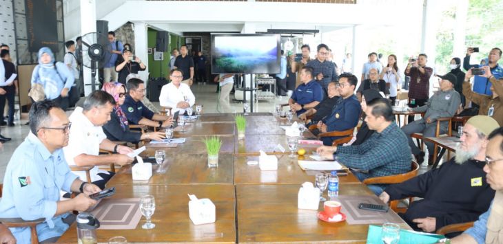 Pj Gubernur Jabar, Bey Machmudin bersama jajaran audiensi dengan Walhi Jabar terkait pelaksanaan Program Citarum Harum.
