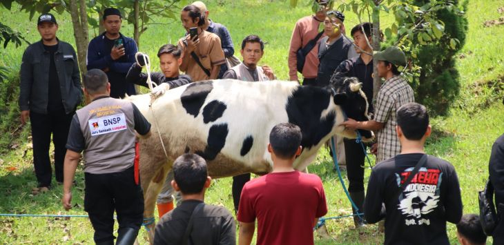 
Pengurus Dewan Perwakilan Daerah Juru Sembelih Halal (JULEHA) saat melaksanakan kegaitan pelatihan Dauroh Sembelih Hewan Qurban, di area Camping Ground As-Syifa Jalancagak Subang.