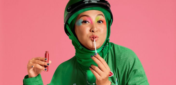 Mitra Pengemudi Perempuan Grab yang “didandani” dengan menggunakan ragam produk Beauty Store di GrabMart dan menjadi salah satu wajah untuk kampanye Beauty Ready. (dok Grab)