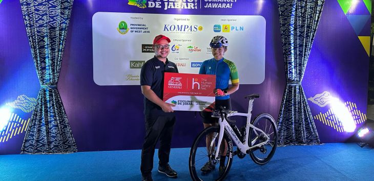 Windra Krismansyah, Head of Corporate Communications Generali Indonesia menyerahkan proteksi asuransi dalam kegiatan Cycling de Jabar (Foto: DOK/GENERALI INDONESIA)