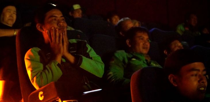 Ekspresi menegangkan para Mitra Pengemudi Grab saat acara Nobar Warga Grab menonton film “Siksa Kubur” di XXI Ciwalk, Bandung pada Kamis, (02/05). Dok Grab Indonesia.