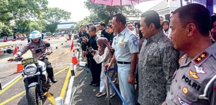 Caption : Peluncuran SIM C1 di Satpas Polda Metro Jaya, Jakarta Barat, Senin (27/5) ((Miftahul Hayat/Jawa Pos))