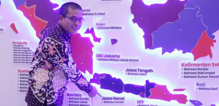 
Bupati Bandung, Dadang Supriatna menunjuk peta bahasa daerah Indonesia.