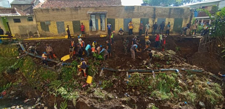 


Petugas gabungan melakukan evakuasi pasca terjadinya pipa air PDAM jebol di Cibangkong, Maleer, Kota Bandung, Kamis (6/6).Sedikitnya dua rumah yang dihuni 10 jiwa mengalami rusak berat serta tebing pembatas anak sungai Cikapundung sepanjang 50 meter roboh tedampak luapan air dari rusaknya pipa saluran air yang terjadi pada rabu (5/6). TAOFIK ACHMAD HIDAYAT/POJOKBANDUNG