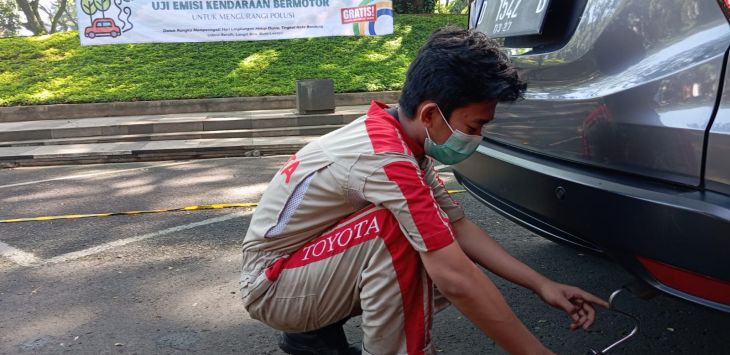 


Petugas Dinas Lingkungan Hidup Kita Bandung melakukan uji emisi kendaraan bermotor di Balai Kota Bandung, Kamis (6/6).Uji emisi tersebut digelar dalam rangka memperingati hari lingkungan hidup sedunia serta untuk mengetahui kualitas gas buang kendaraan bermotor yang digunakan masyarakat sebagai upaya pengendalian pencemaran udara. TAOFIK ACHMAD HIDAYAT/RADAR BANDUNG