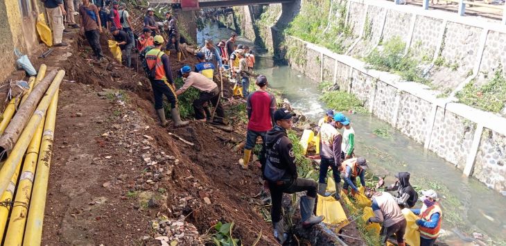 

Petugas gabungan melakukan evakuasi pasca terjadinya pipa air PDAM jebol di Cibangkong, Maleer, Kota Bandung, Kamis (6/6).Sedikitnya dua rumah yang dihuni 10 jiwa mengalami rusak berat serta tebing pembatas anak sungai Cikapundung sepanjang 50 meter roboh tedampak luapan air dari rusaknya pipa saluran air yang terjadi pada rabu (5/6). 
TAOFIK ACHMAD HIDAYAT/RADAR BANDUNG