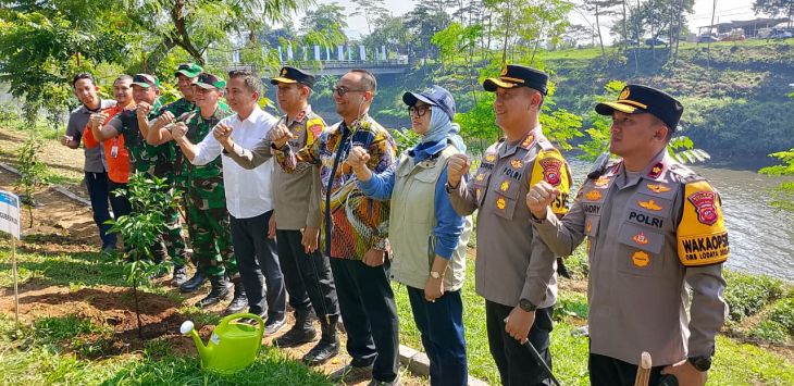 AGUNG EKO SUTRISNO / RADAR BANDUNG


Penanaman pohon dalam rangkaian peringatan hari lingkungan sedunia yang diselenggarakan Dinas Lingkungan Hidup Provinsi Jawa Barat Tahun 2024, di Sektor 8 sungai Citarum, Kabupaten Bandung.