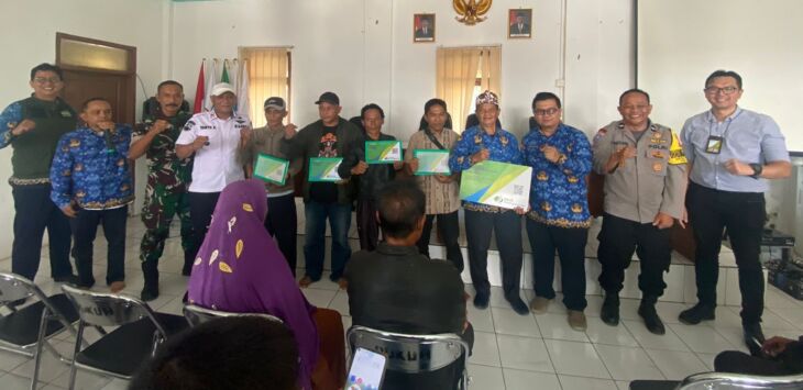 BPJS Ketenagakerjaan Bandung Bojongsoang
secara simbolis memberikan kartu kepesertaan kepada petani Desa Dukuh, Kecamatan Ibun, Kabupaten Bandung. (Dok/ BPJS Ketenagakerjaan Bandung Bojongsoang)