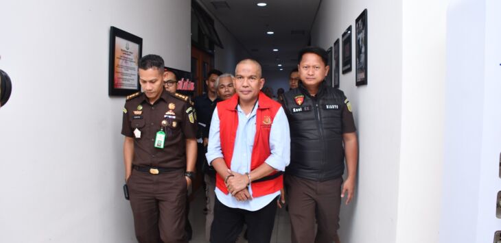 
Tersangka: Mantan Pj Bupati Kabupaten Bandung Barat, Arsan Latif mengenakan rompi tahanan warna merah milik Kejaksaan Tinggi Jawa Barat usai diperiksa terkait dugaan korupsi yang dilakukannya di Kantor Kejaksaan Tinggi Jawa Barat, Kota Bandung Senin (15/7)