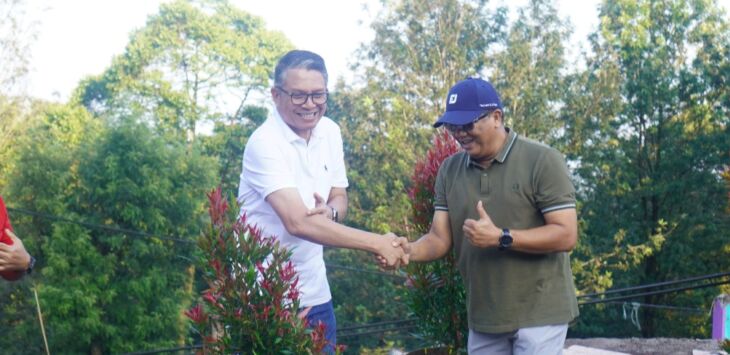 Sesi foto bersama Simbolis Penanaman Tanaman Pucuk Merah 