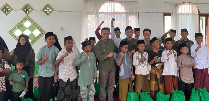 Sinergi BPJAMSOSTEK Bandung Bojongsoang dengan Bupati Bandung Menggelar Jumat Keliling ke-100 di Masjid Asyuja’iyah desa Sukawening kecamatan Ciwidey, Jumat (5/7/2024).