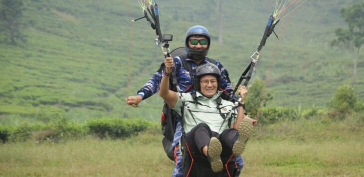 Menparekraf Sandiaga Uno saat mencoba Paralayang di Bukit Santiong.