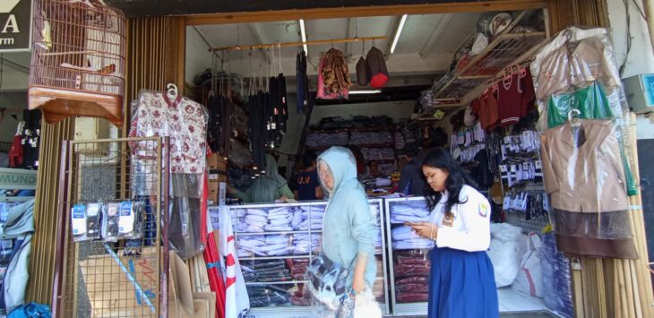 Anak mencari baju sekolah tahun ajaran baru di Bandung.