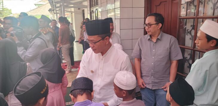 
Bupati Bandung Dadang Supriatna bersama BPJS Ketenagakerjaan Bandung Bojongsoang dan jajaran Kepala Dinas/Kepala Badan maupun Organisasi Perangkat Daerah melaksanakan Jumat Keliling (Jumling) ke-102 di Masjid Darul Ma’Arif  kecamatan Margaasih, Jumat (26/7/2024).
