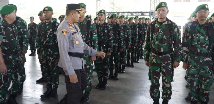 

Ribuan Ribuan Personil Gabungan TNI - POLRI menggelar Apel Gelar Pasukan Operasi Mantap Praja Lodaya 2024. FOTO: HUMAS POLRESTA BANDUNG 
