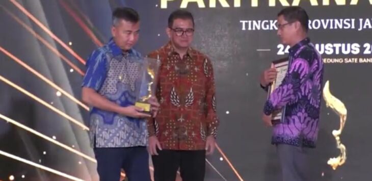 Pj Gubernur Jabar, Bey Machmudin dan Kepala Kanwil BPJS Ketenagakerjaan Provinsi Jabar, Romie Erfianto menyerahkan penghargaan kepada salah satu pemenang Jaminan Sosial Ketenagakerjaan (Paritrana Award) 2023.