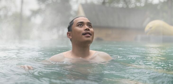 Nimo Jungle Hotspring menawarkan berendam di kolam air panas belerang yang kaya akan mineral tidak hanya memberikan sensasi relaksasi, tetapi juga bermanfaat bagi kesehatan kulit dan tubuh.
