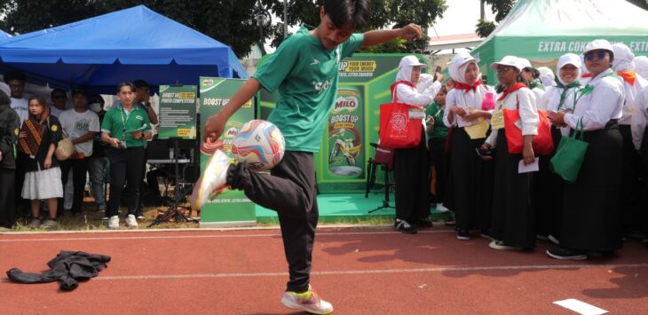 Salah seorang mahasiswa dari Unit Kegiatan Olahraga Universitas Negeri Jakarta (UNJ) sedang memperlihatkan kemampuan juggling pada kegiatan MILO University Roadshow di sela orientasi mahasiswa baru. (ist)