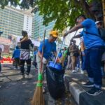 Usai Pawai Kendaraan, Arfi Bersama Petugas Pungut Sampah