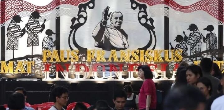 Warga berjalan di depan dekorasi bergambar Paus Fransiskus yang terpasang di Gereja Katedral Jakarta, Minggu 1 September 2024. Foto: Fedrik Tarigan/ Jawa Pos


