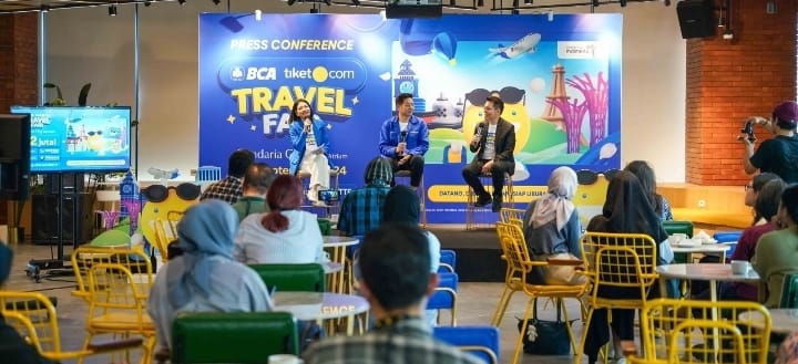 


CAPTION 3
Gaery Undarsa, Co-Founder & Chief Marketing Officer tiket.com, terlihat sedang membagikan informasi mengenai BCA tiket.com Travel Fair 2024. Acara ini akan berlangsung dari 6-8 September 2024, sebagai bentuk komitmen tiket.com dan BCA dalam mendukung pertumbuhan industri pariwisata. Dengan menawarkan solusi perjalanan lengkap dan harga ekonomis, acara ini juga didukung oleh berbagai fasilitas pembayaran yang memudahkan masyarakat.Foto:Dok.tiket.com for pojokbandung.com
