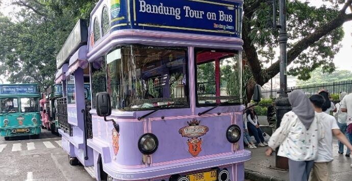 Bus Bandros menunggu penumpang di Halte Alun-Alun Bandung, Senin 2 September 2024. (FOTO: TAOFIK ACHMAD HIDAYAT/RADAR BANDUNG).