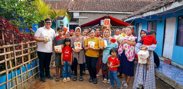 Penyerahan bantuan donasi popok serta pakaian bayi kepada keluarga terdampak parah di Kecamatan Kertasari Kab.Bandung oleh PT Lucky Mom Indonesia.