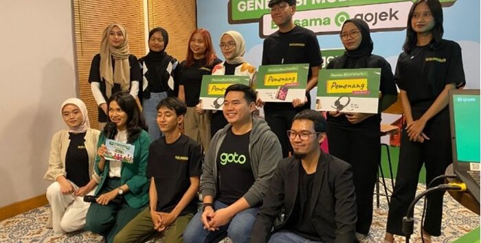 Manajemen Gojek bersama para pemenang Gojek Ambassador.