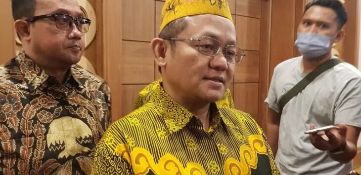 Sekjen DPP Golkar yang juga Ketua DPD Golkar Jatim M Sarmuji memberikan keterangan pers. Foto: Istimewa Jawapos.com


