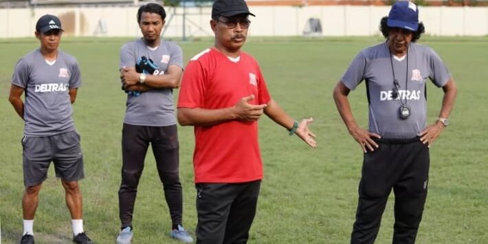 
Ibnu Grahan (dua dari kanan) saat bergabung dengan tim pelatih Deltras Sidoarjo. Demi Timnas Indonesia, Ibnu Grahan Sampai Rela Tidur di Bandara. Foto: ANGGER BONDAN/JAWA POS


